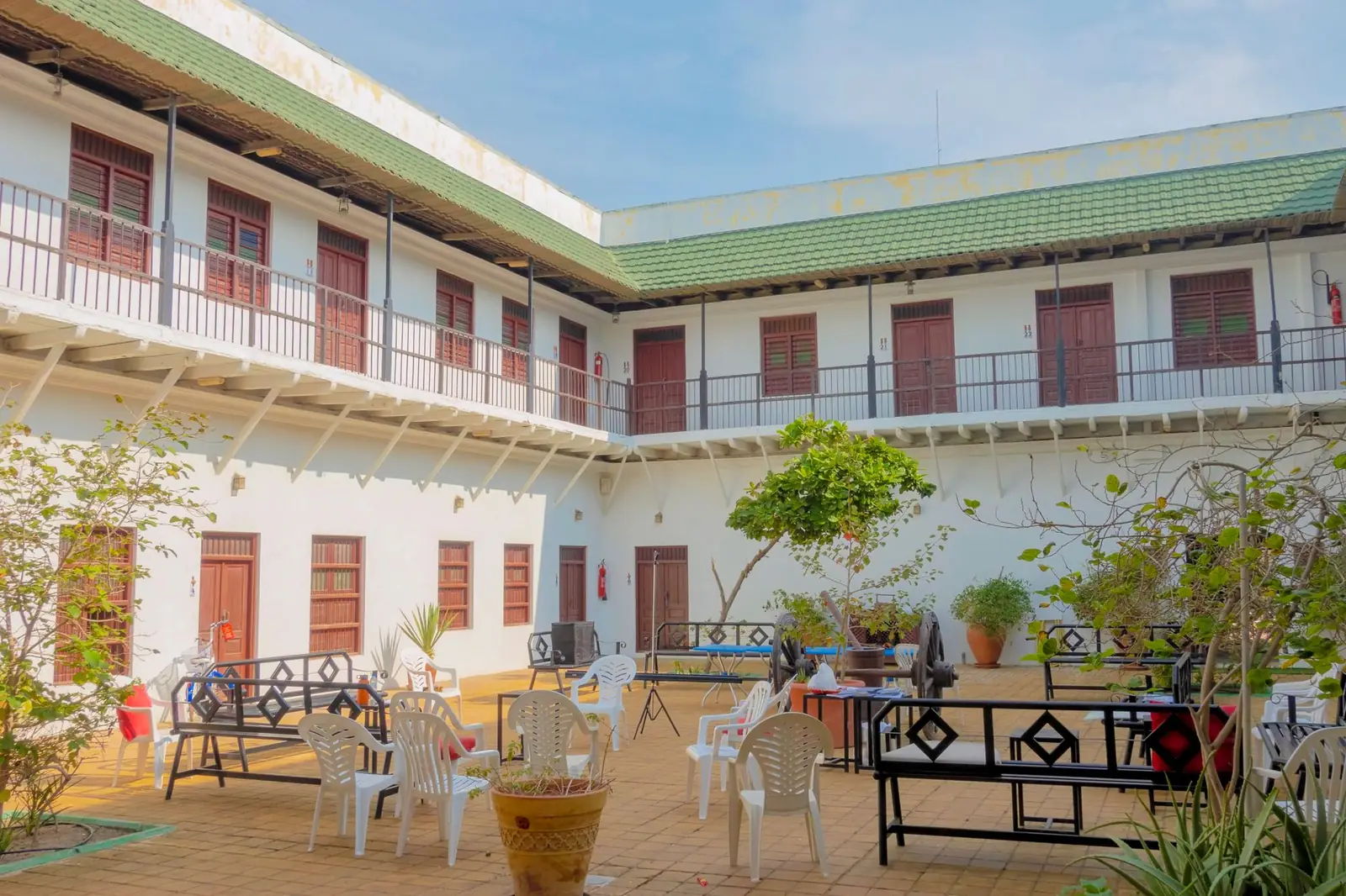 Garden courtyard at Taveliroyal Hotel
